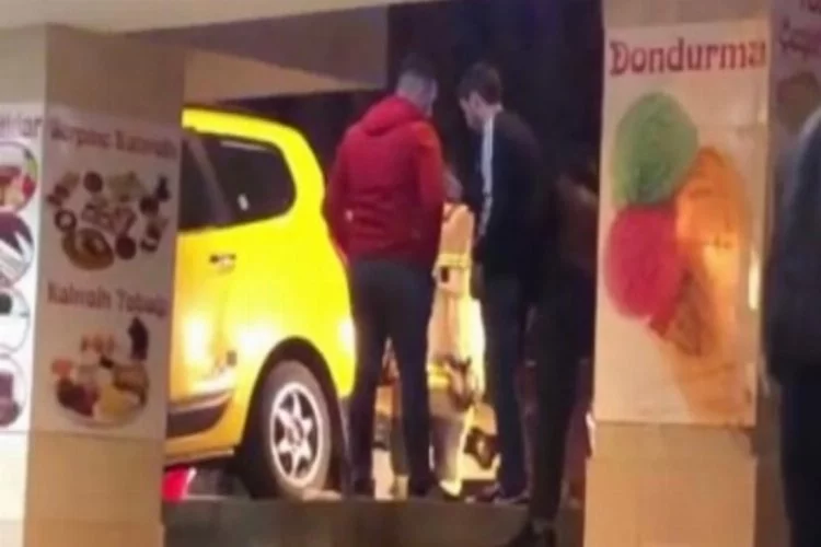 Bursa'da kontrolden çıkan taksi dükkana daldı