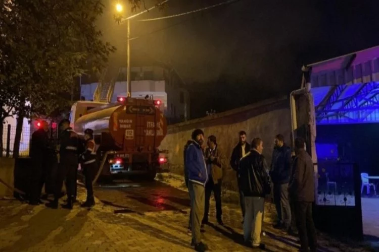 Bursa'da korkutan yangın: Mahsur kalan adamı alevlerin arasından kurtardılar