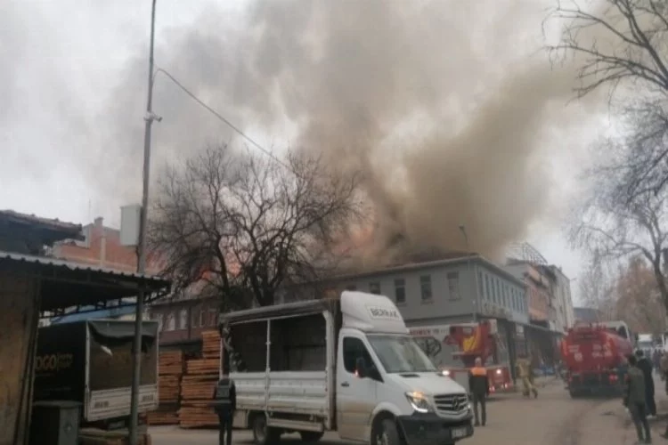 Bursa'da 3 mobilya firmasında yangın