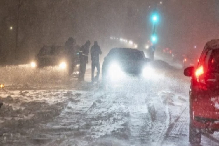 Danimarka'yı kar fırtınası vurdu: Sürücüler yolda kaldı