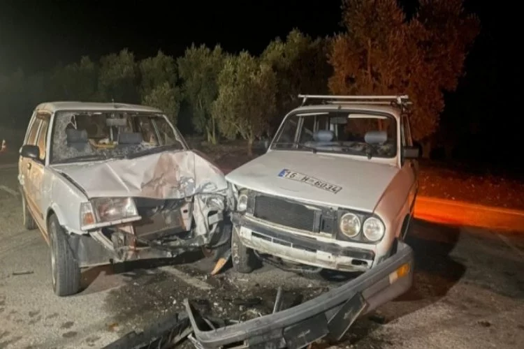 Bursa'da feci kaza: 2 otomobil kafa kafaya çarpıştı
