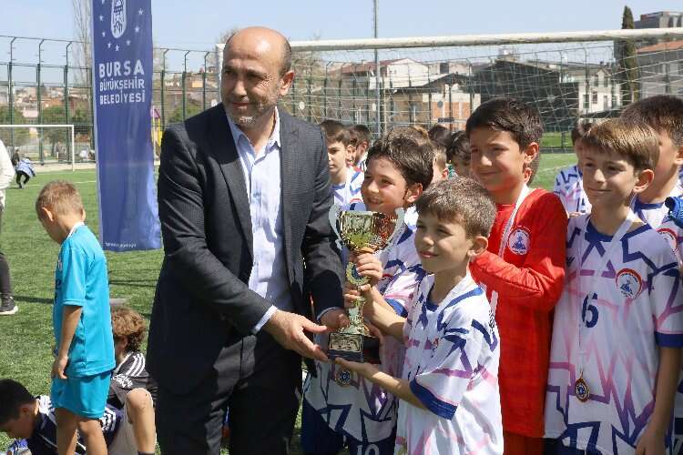 Bursa'da ilkokul futbol şenliği: Minik futbolcular büyük heyecan yaşadı-Bursa Hayat Gazetesi-3