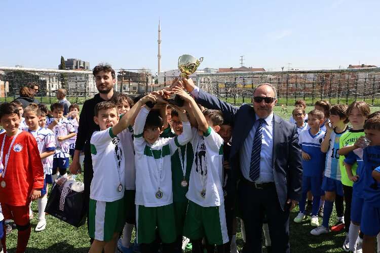 Bursa'da ilkokul futbol şenliği: Minik futbolcular büyük heyecan yaşadı-Bursa Hayat Gazetesi-2