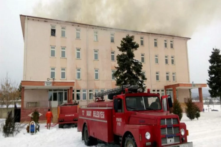 Okul çatısında çıkan yangın korkuttu