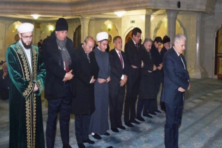 Başbakan Yıldırım 500 yıllık camide namaz kıldırdı