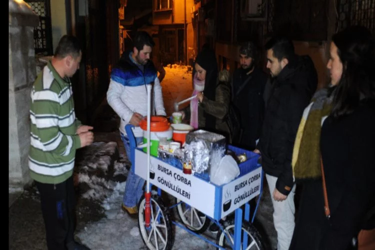Bursa'da dondurucu soğukta bir kap çorba ile yürekleri ısıtıyorlar
