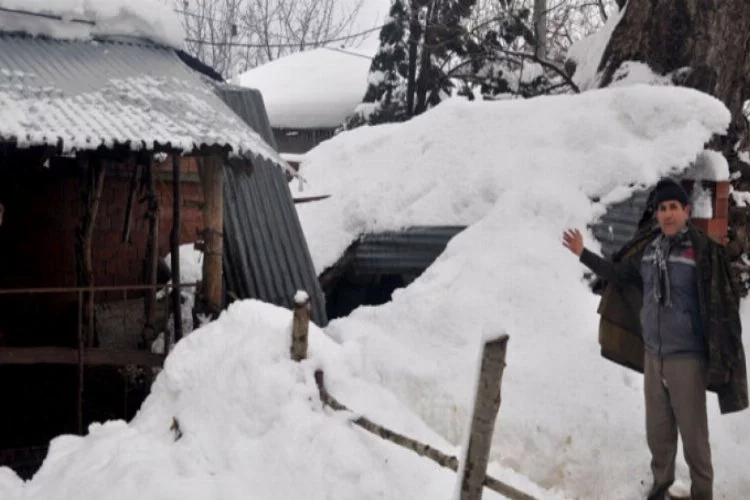 Bursa'da kar kütlesine dayanamayan çatı çöktü