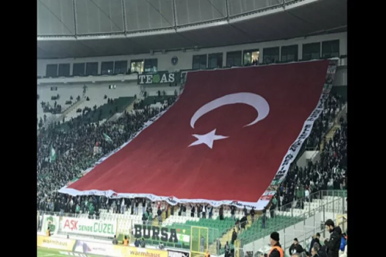 Timsah Arena'da dev Türk Bayrağı