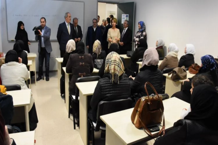 Altepe Türkçe öğrenen Suriyelileri ziyaret etti