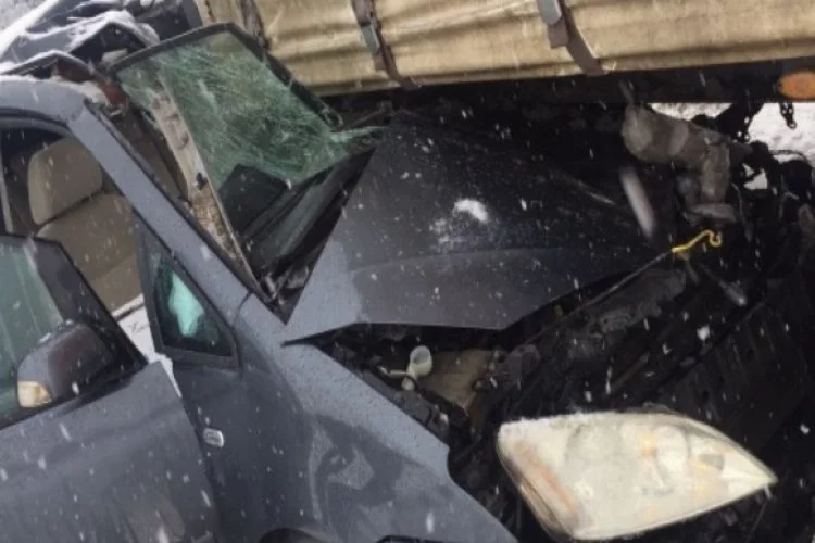 Feci kaza: Otomobil tırın altına girdi