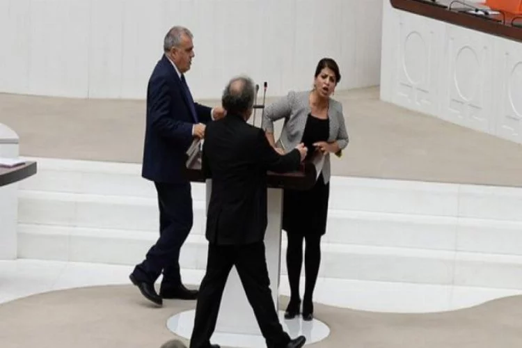 HDP Milletvekili Sibel Yiğitalp kürsüyü işgal etti