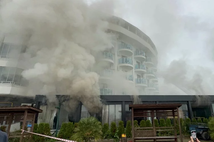 6 katlı otelde yangın! 3 kişi dumandan etkilendi