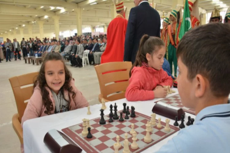 Ödüllü Satranç Turnuvası düzenliyor