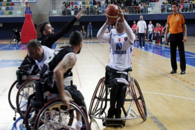 Garanti Tekerlekli Sandalye Basketbol Süper Ligi şampiyonu!