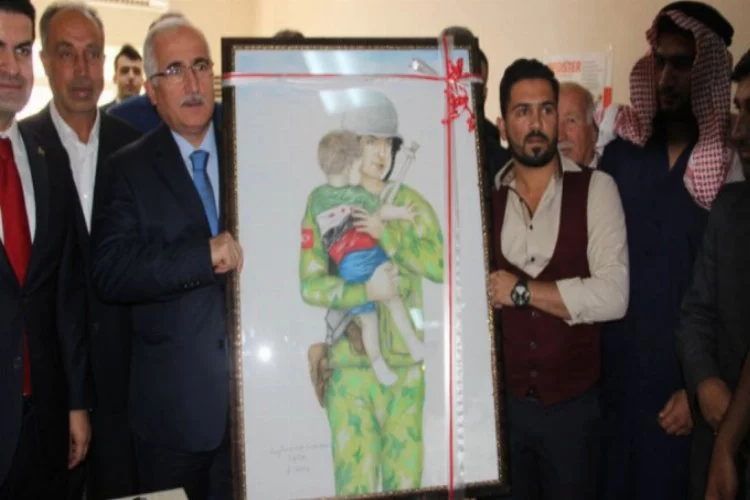 Suriyeli ressamdan anlamlı hediye!
