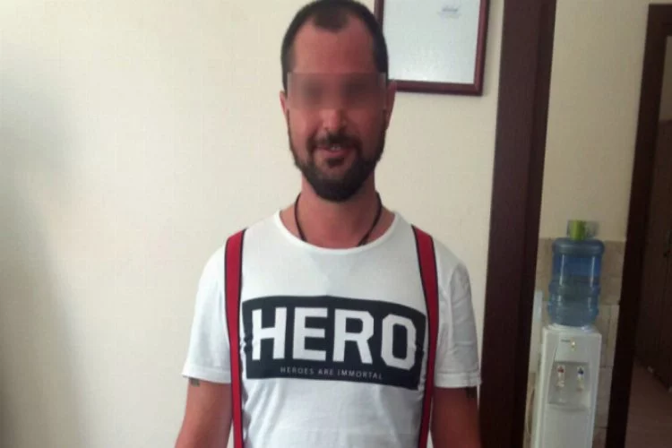 "Hero" yazılı tişört giyen bir kişi gözaltına alındı