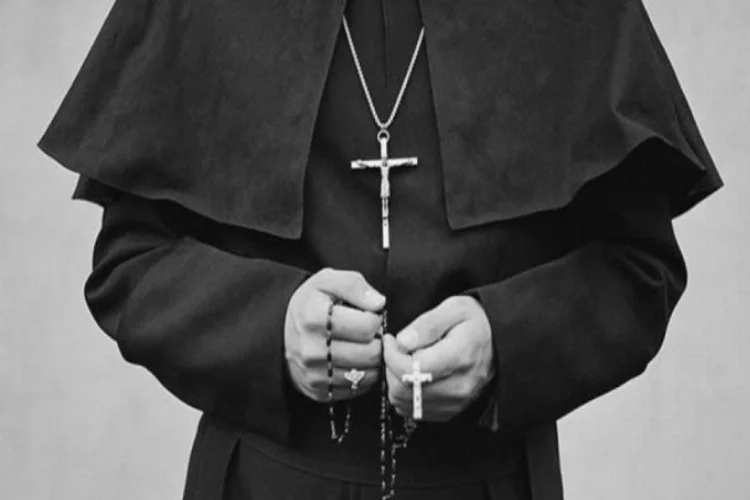 Parasını isteyen papaz 3 kadının tecavüzüne uğradı