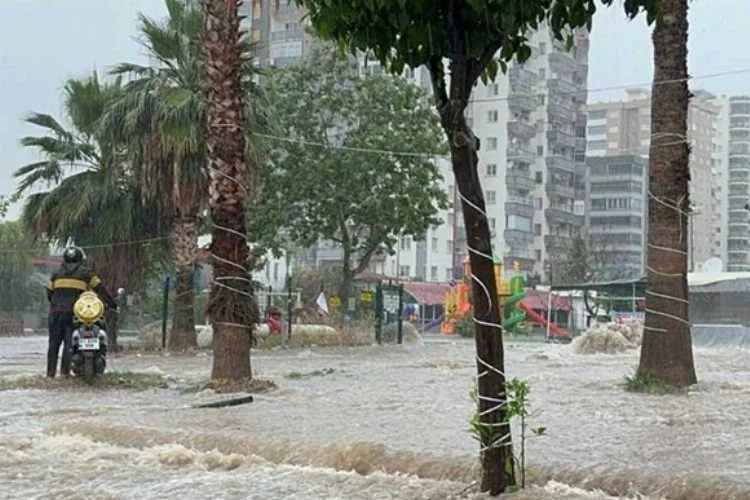 Adana'da sağanak yağışlar etkisini artırdı!