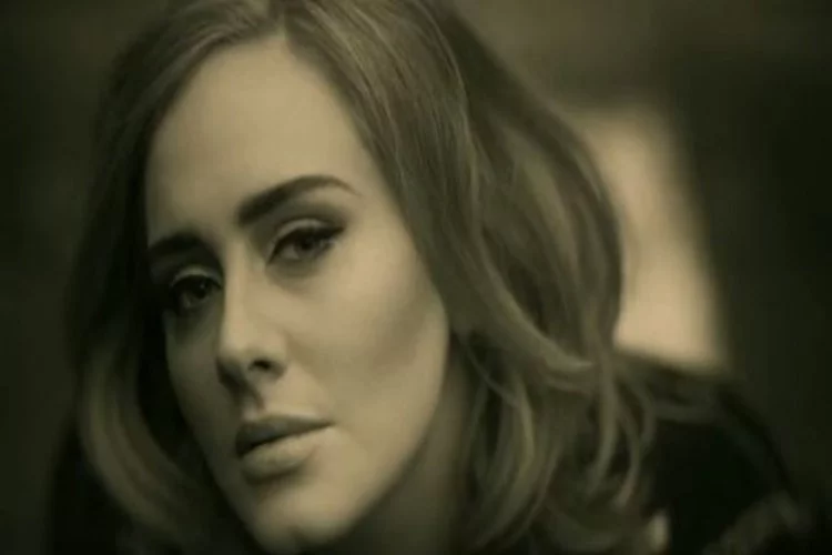 Adele yine zirveye oynuyor