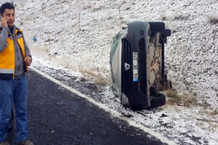 Ağrı'da araç sürücüsü kar yağışına hazırlıksız yakalandı,kaza kaçınılmaz oldu
