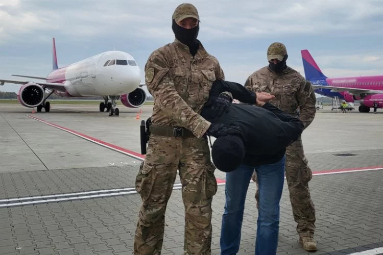 Almanya’da cinayet şüphelisi olarak aranıyordu! Türk vatandaşının Polonya’da uçakta yakalandı