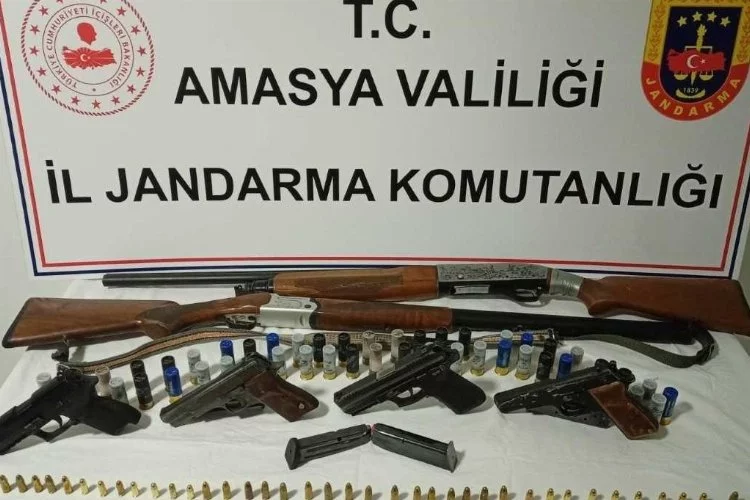 Amasya’da gazinoya operasyonu: Ruhsatsız silahlar ele geçirildi!