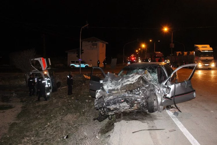 Ambulans ile otomobilin çarpıştığı kazada 2’si ağır 5 kişi yaralandı!