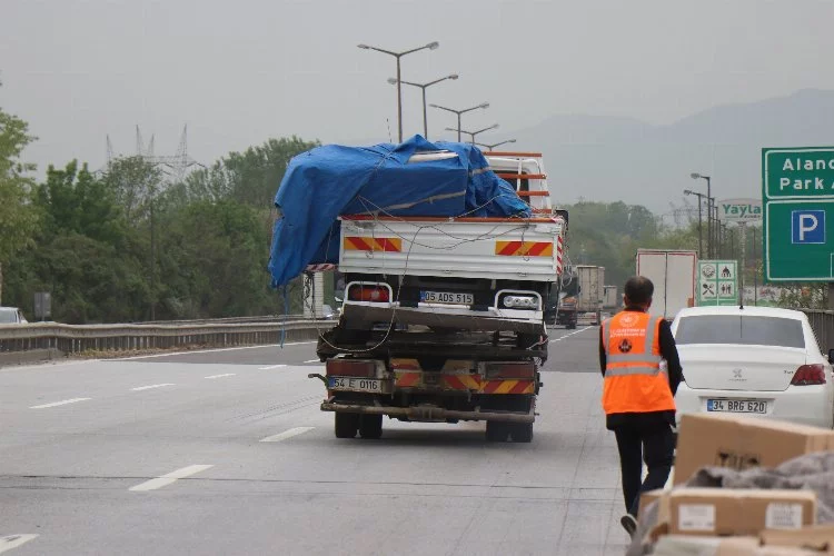 Anadolu Otoyolu'nda mobilya yüklü kamyon kaza yaptı: 2 yaralı!