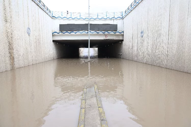 Aniden bastıran şiddetli yağış sürücüler zor anlar yaşattı