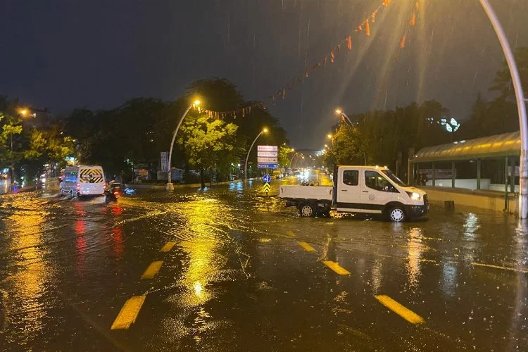 Ankara’da kuvvetli sağanak yağış, hayatı felç etti
