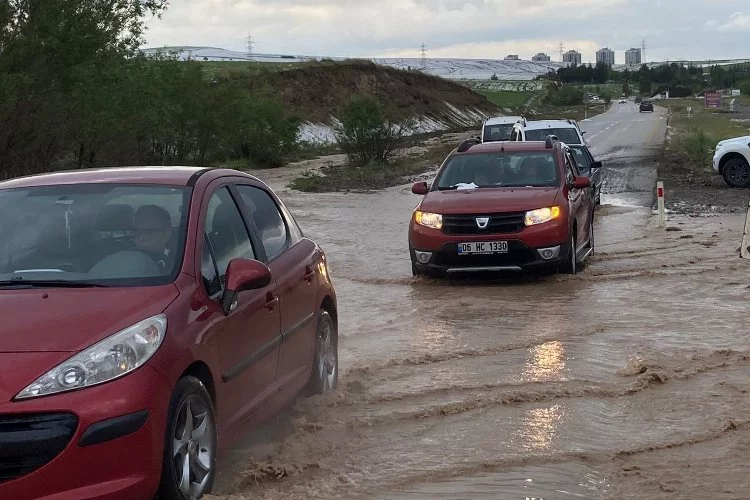 Ankara'da kuvvetli sağanakta yollar göle döndü