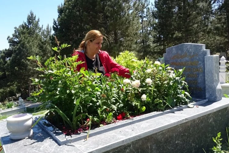 Anneler Günü'nde kızını mezarında ziyaret etti