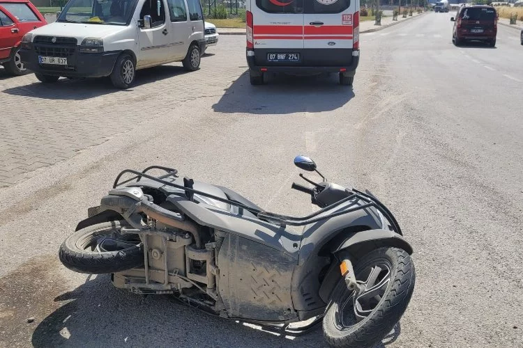 Antalya'da otomobil ile motosiklet çarpıştı: 1 yaralı!