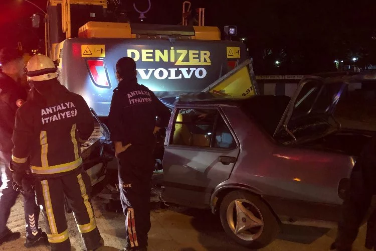 Antalya'da otomobil iş makinesine çarptı: 2 yaralı!