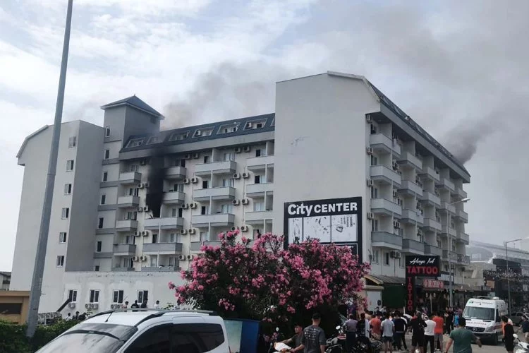 Otel lojmanında yangın: 9 kişi hastane kaldırıldı!