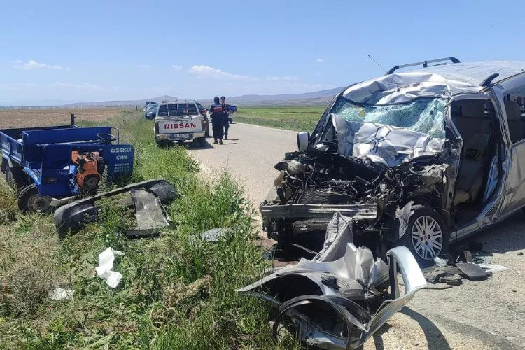 Araçların da hurdaya döndüğü kazada 2 kişi yaşamını yitirdi