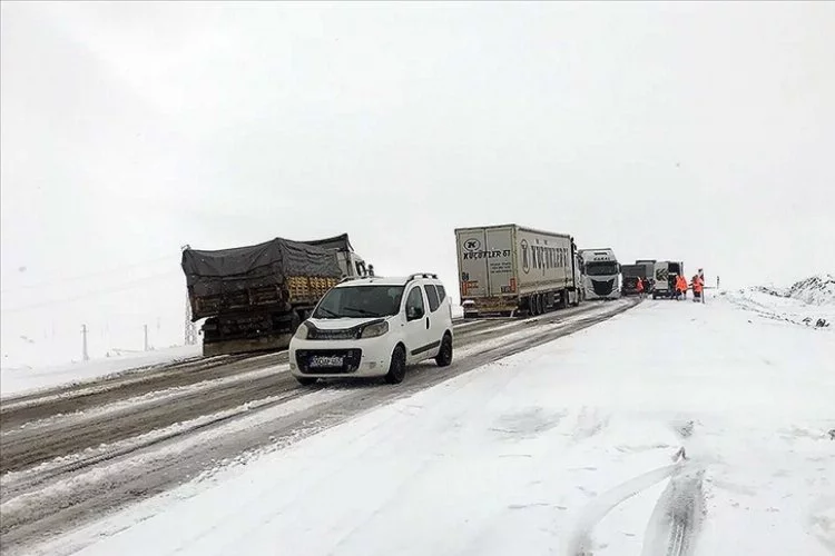 Ardahan-Posof kara yolunda ulaşıma kar engeli