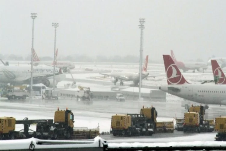 Atatürk Havalimanı'nda kar savaşı!