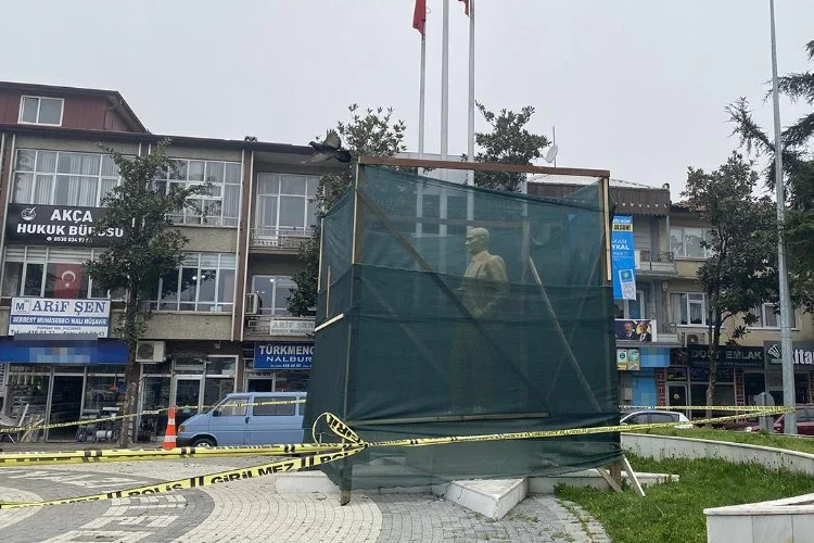 Atatürk heykeline balyozlu saldırı! Zanlı tutuklandı