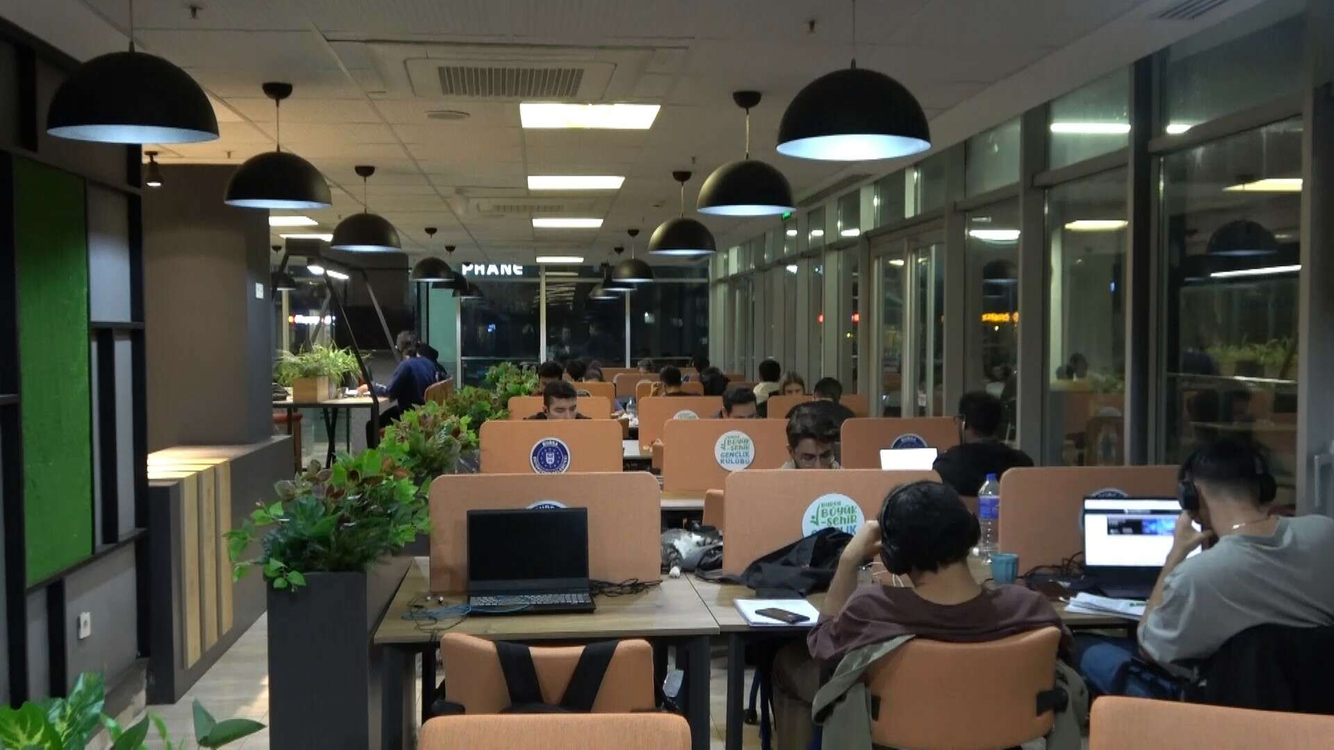 Bursa'da vize haftasında olan öğrenciler kütüphanede sabahladı-Bursa Hayat Gazetesi-3