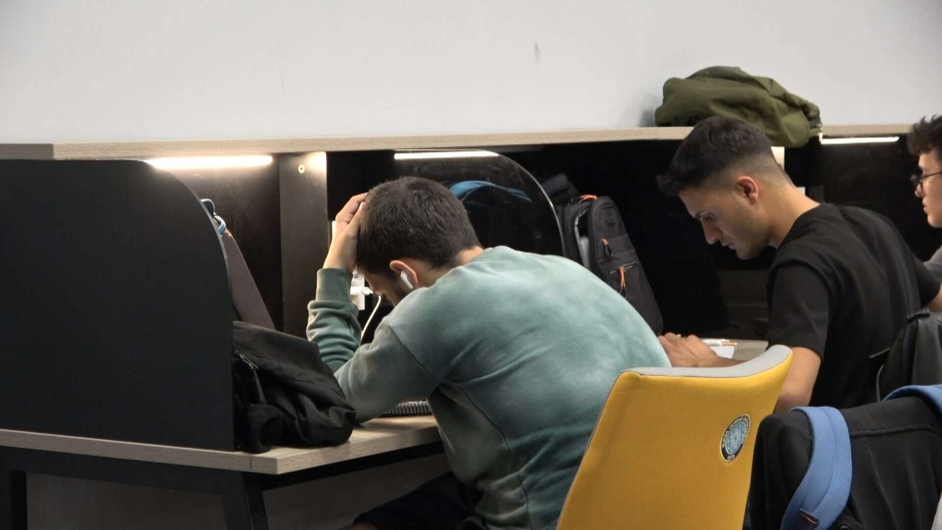 Bursa'da vize haftasında olan öğrenciler kütüphanede sabahladı-Bursa Hayat Gazetesi-2