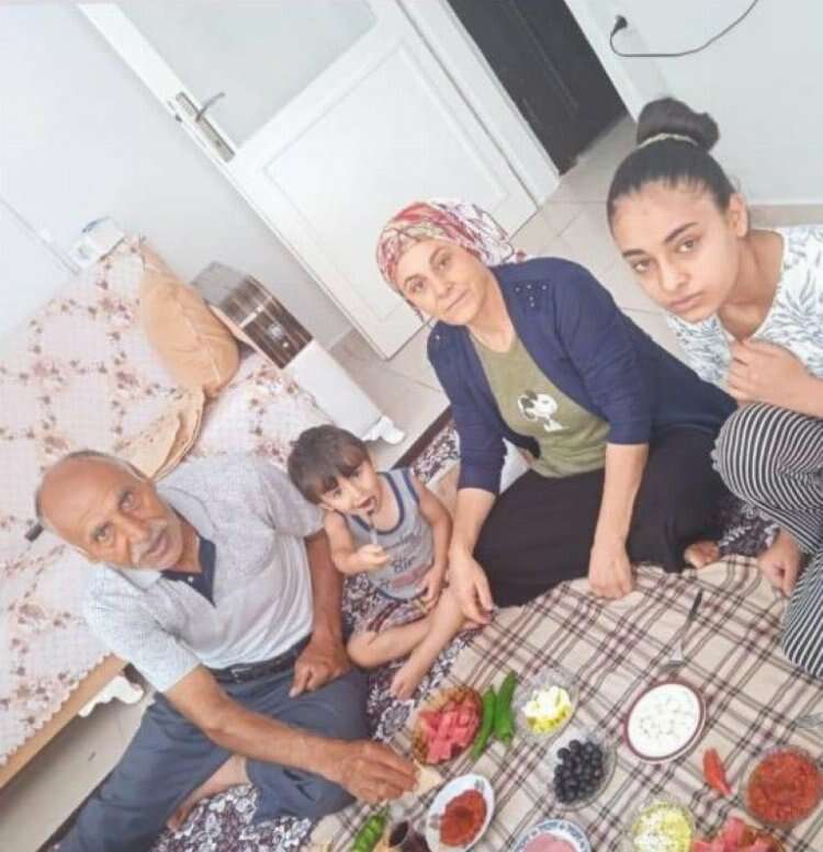 Enkaz başında bisküvi ile yürekleri dağlamıştı: Kansere yenik düştü!-Bursa Hayat Gazetesi-2