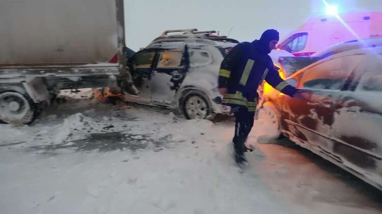 Kars’ta feci kaza: 7 araç birbirine girdi!-Bursa Hayat Gazetesi-2