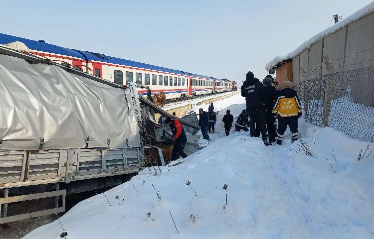 Muş'ta feci kaza: Hayvan yüklü TIR'a tren çarptı... Ölü ve yaralılar var!-Bursa Hayat Gazetesi-2