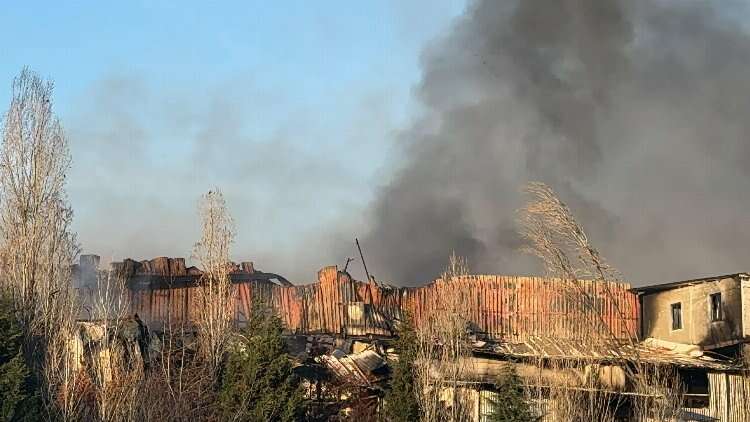 Kocaeli'nde korku dolu saatler: Fabrika yangını 5 saatte söndürüldü!-Bursa Hayat Gazetesi-2