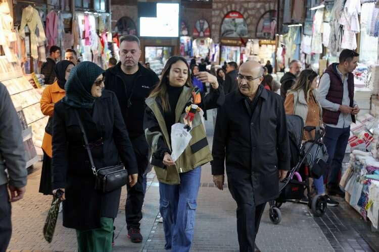 Bursa Valisi Mahmut Demirtaş ailesiyle alışveriş yaptı-Bursa Hayat Gazetesi-2
