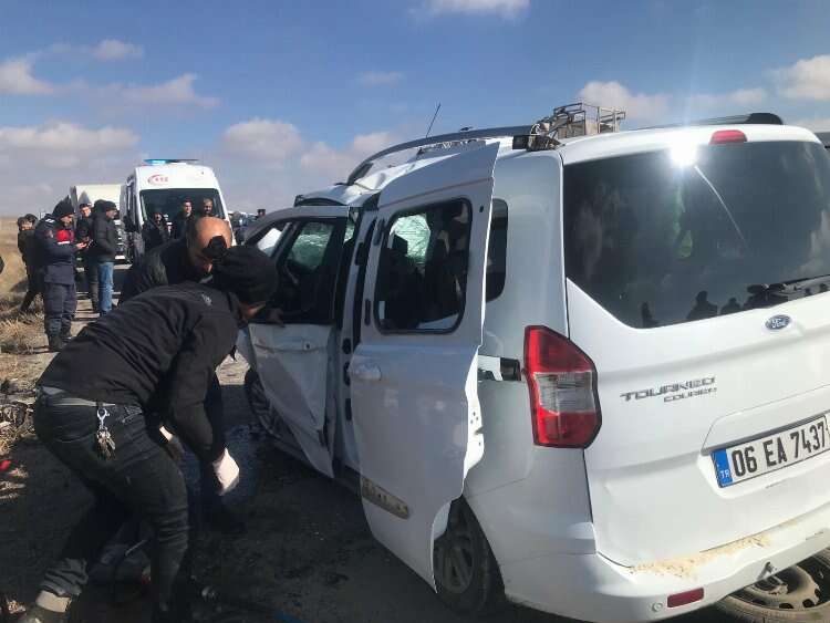 Sivas'ta otomobiller kafa kafaya çarpıştı: 1 ölü, 1 ağır yaralı!-Bursa Hayat Gazetesi-3