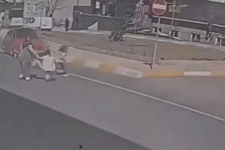 5 yaşındaki kız çocuğuna otomobil çarptı!