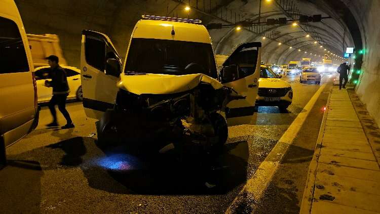 Hakim ve savcıları taşıyordu: Servis minibüsü kaza yaptı!-Bursa Hayat Gazetesi-2