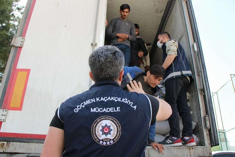 Amasya'da bir TIR'dan 40 kaçak göçmen çıktı!-Bursa Hayat Gazetesi-2